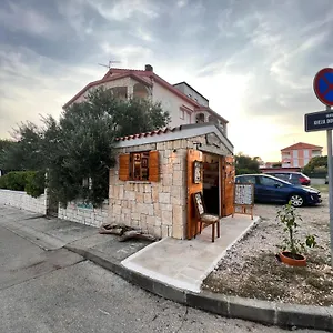 https://apartmani-nena.hotelinzadar.com
